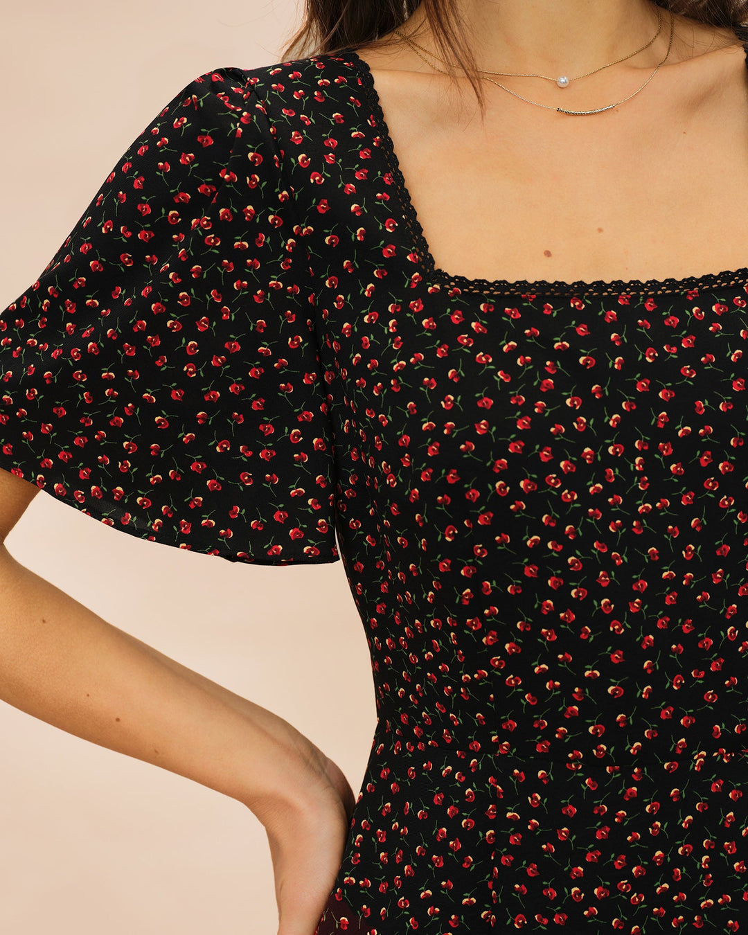 Vestido midi preto com estampa floral, decote quadrado e mangas borboleta