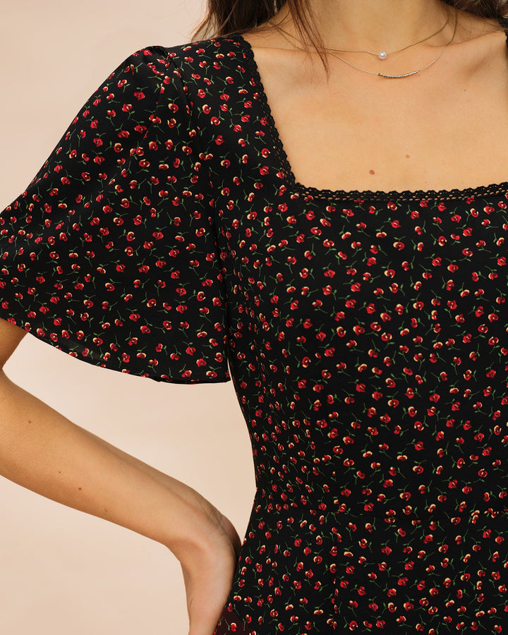 Vestido midi preto com estampa floral, decote quadrado e mangas borboleta