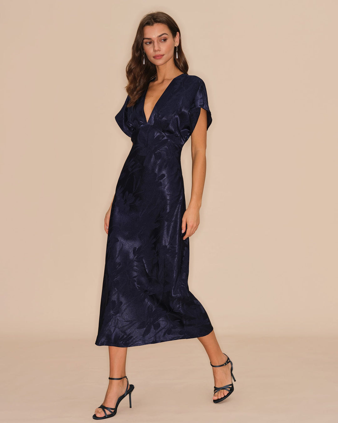 Vestido Midi Azul em Jacquard com Decote em V – Silhueta Elegante que Valoriza a Figura