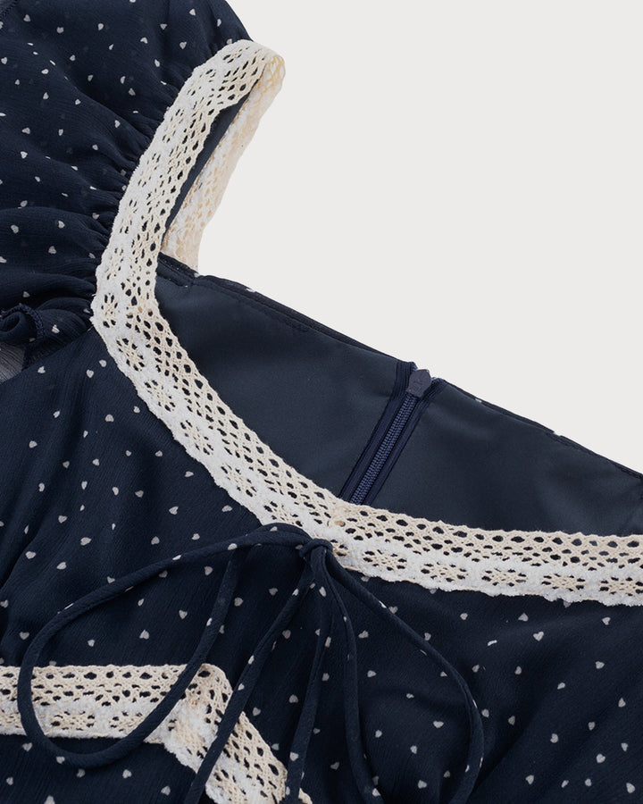 Vestido midi azul de bolinhas com decote quadrado