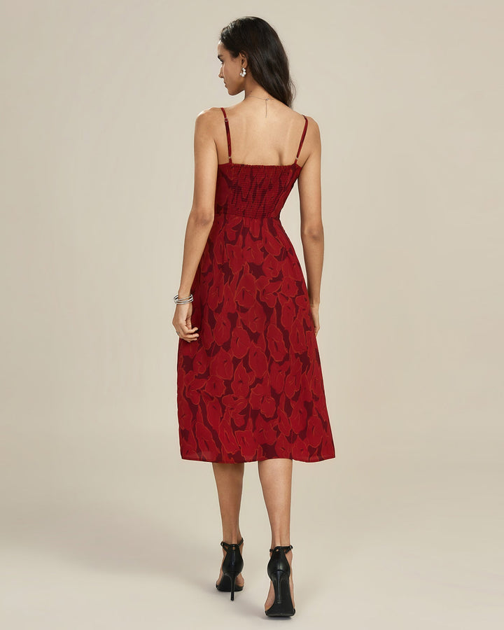 Vestido midi vermelho franzido tipo slip com silhueta fluida