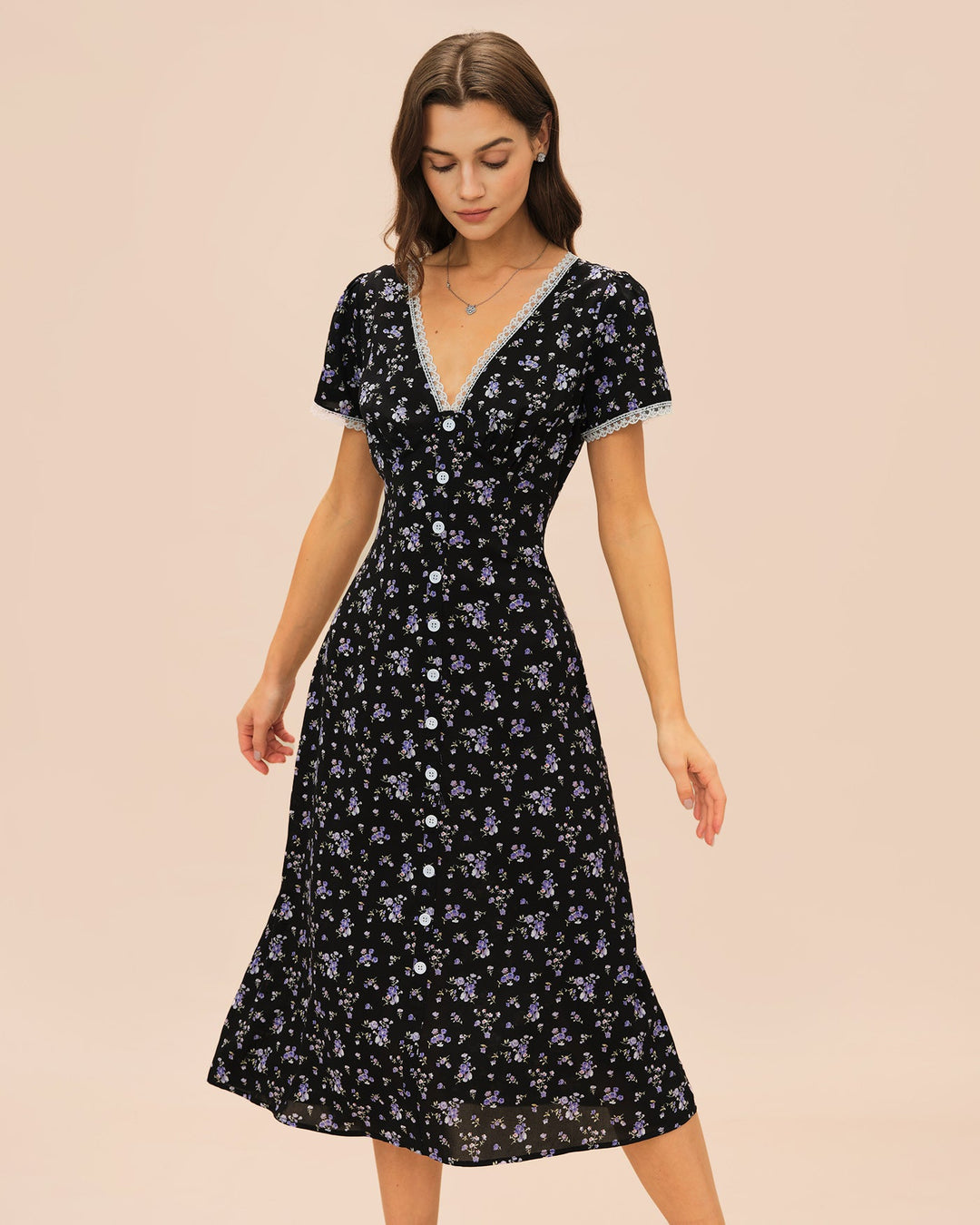 Vestido midi preto com renda floral e decote em V elegante