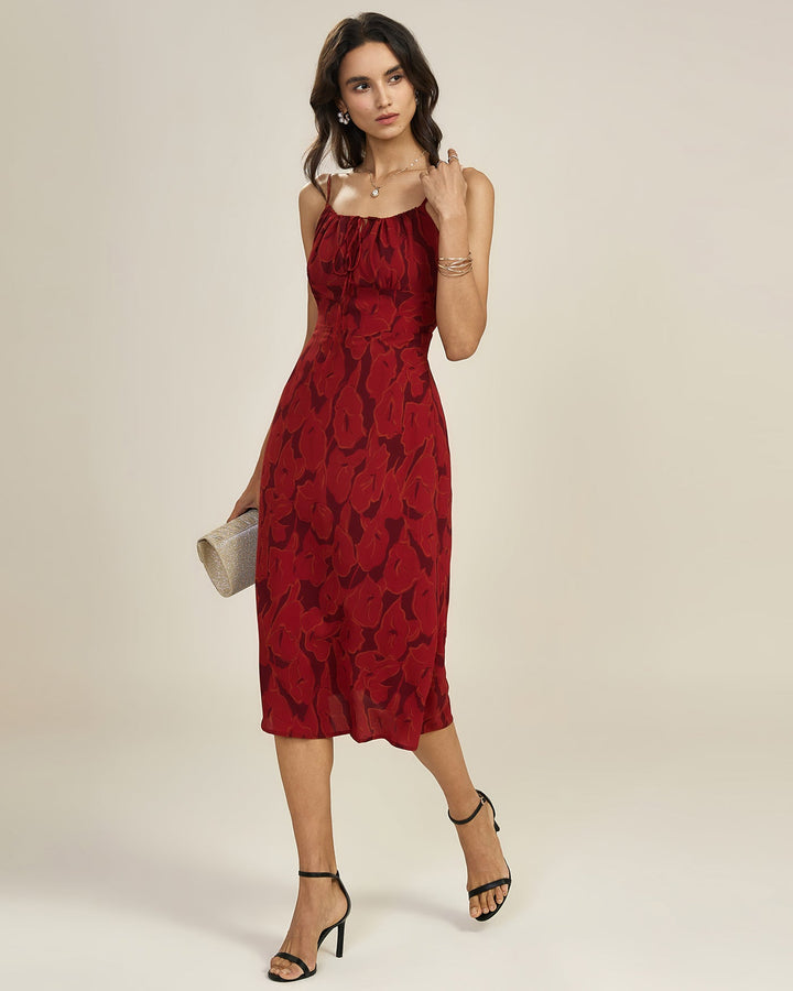 Vestido midi vermelho franzido tipo slip com silhueta fluida