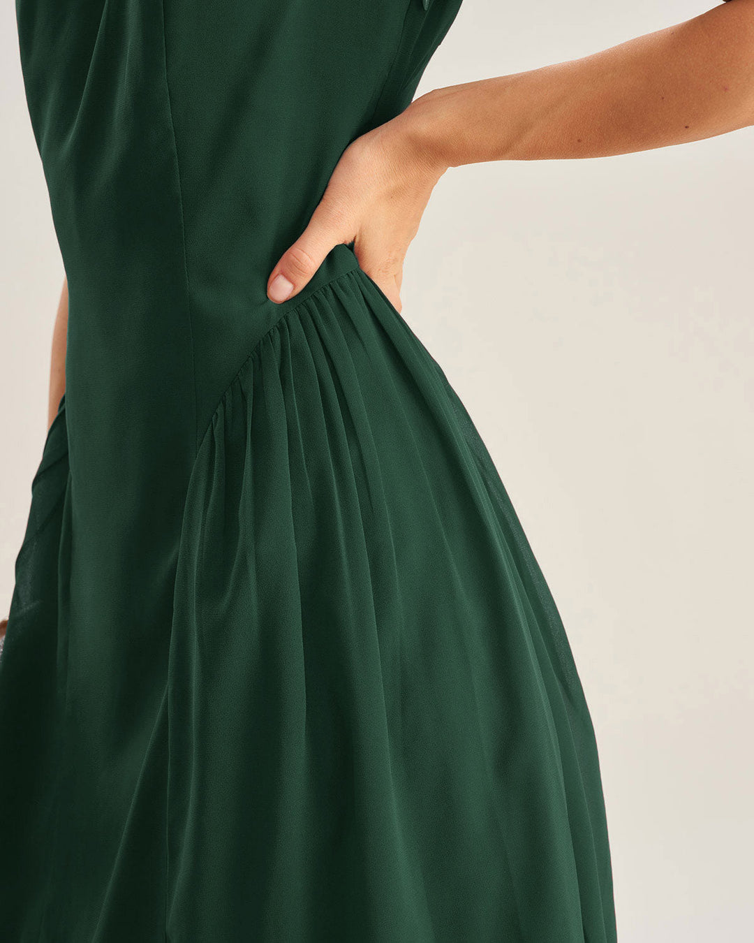 Vestido midi de chiffon verde esmeralda com decote barco – caimento fluido e elegante