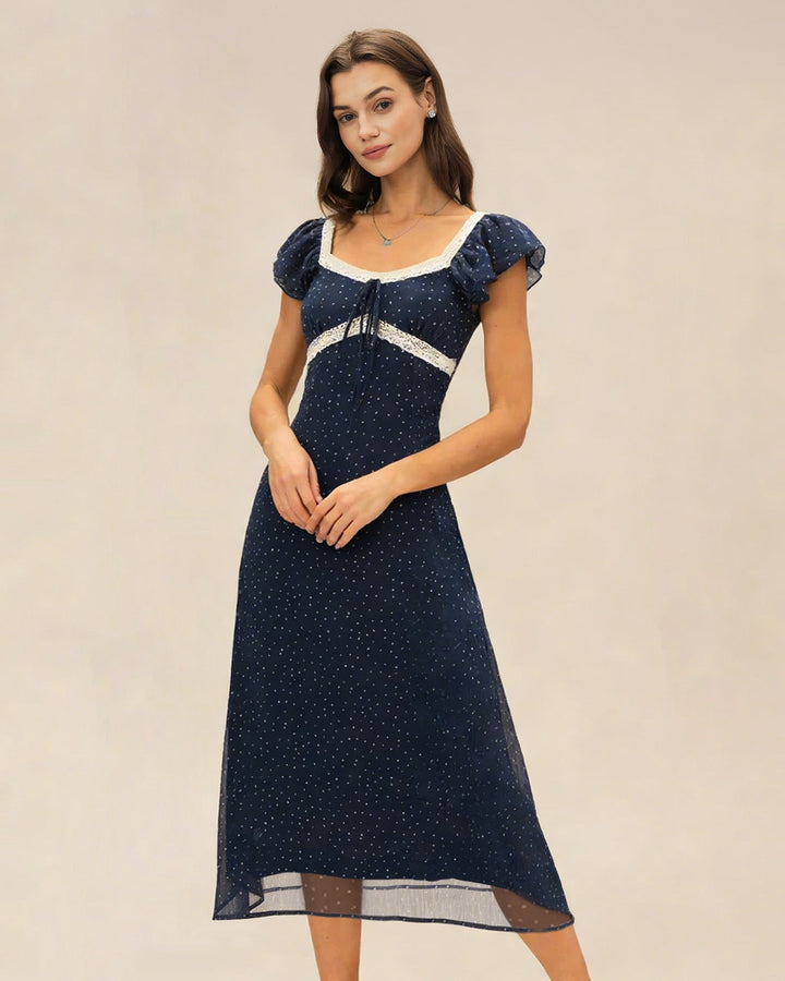 Vestido midi azul de bolinhas com decote quadrado