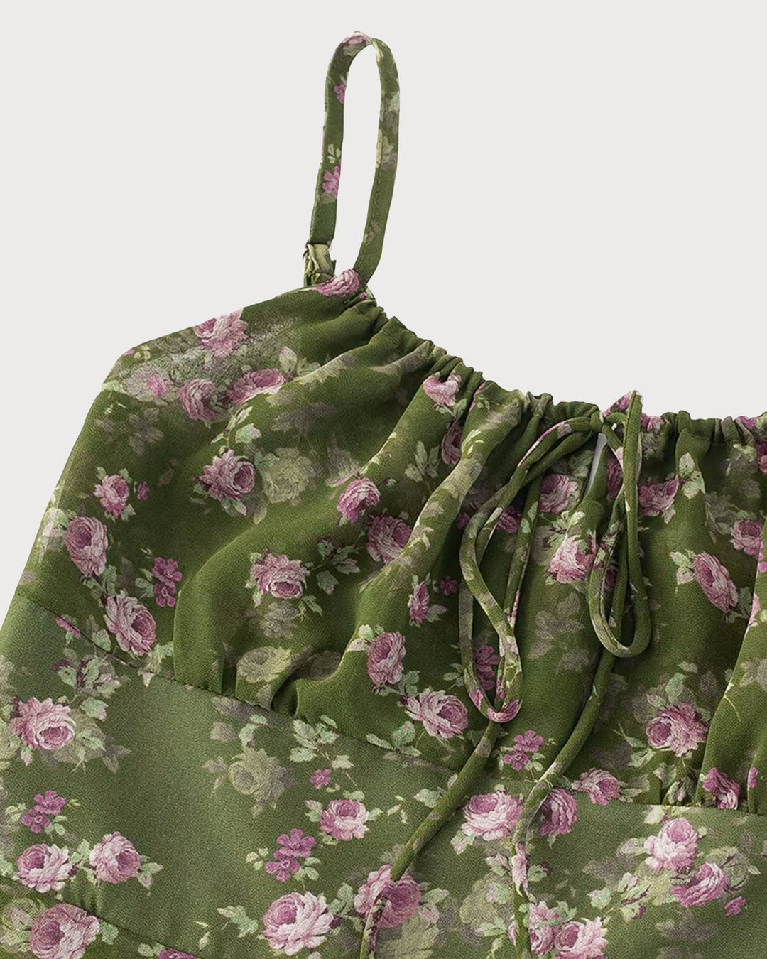 Vestido midi verde com estampa floral franzido, estilo slip – caimento fluido, elegância sem esforço