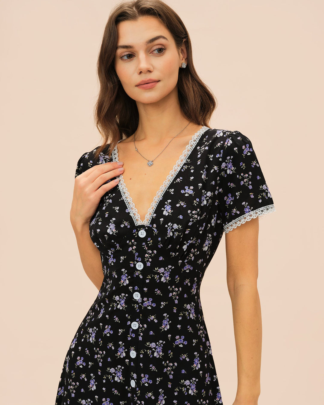 Vestido midi preto com renda floral e decote em V elegante