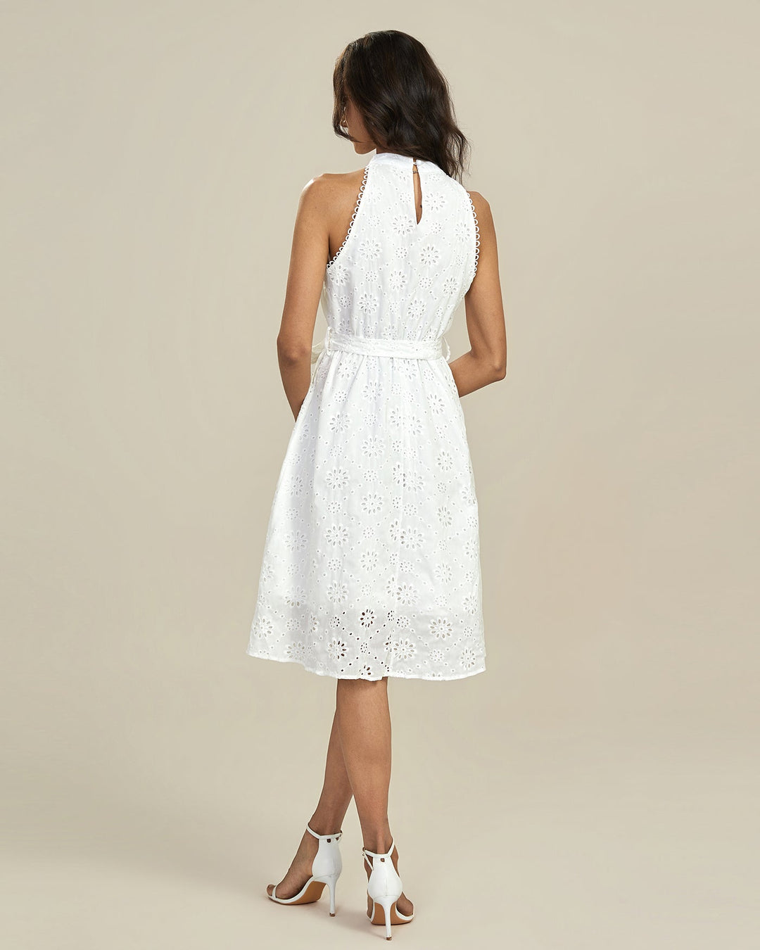 Vestido Midi Branco Texturizado com Estampa Floral – Elegância sem Esforço para Qualquer Ocasião