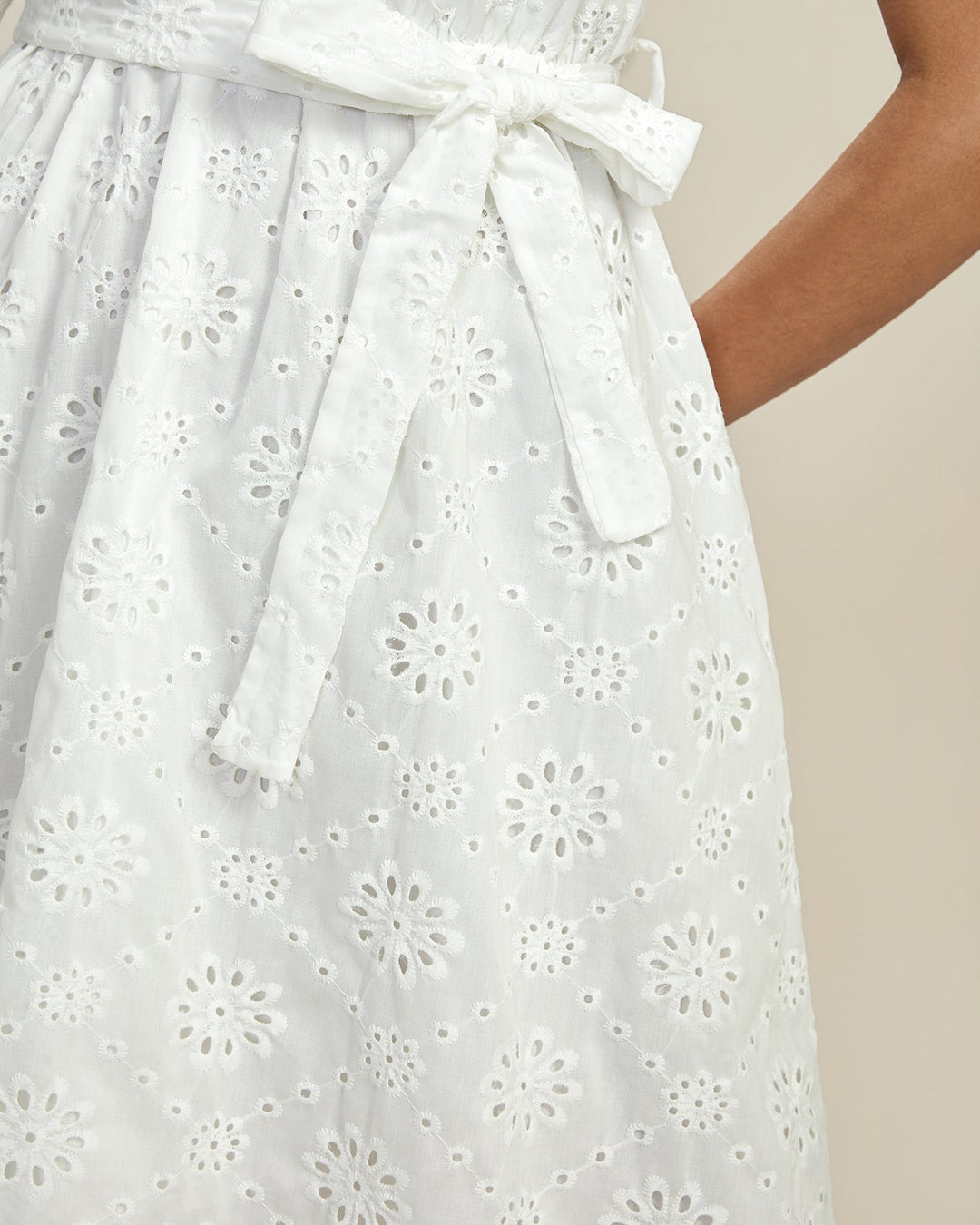 Vestido Midi Branco Texturizado com Estampa Floral – Elegância sem Esforço para Qualquer Ocasião