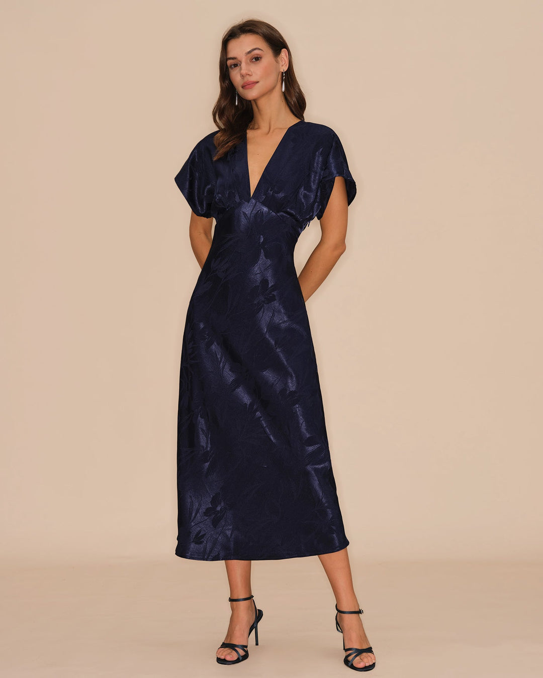 Vestido Midi Azul em Jacquard com Decote em V – Silhueta Elegante que Valoriza a Figura