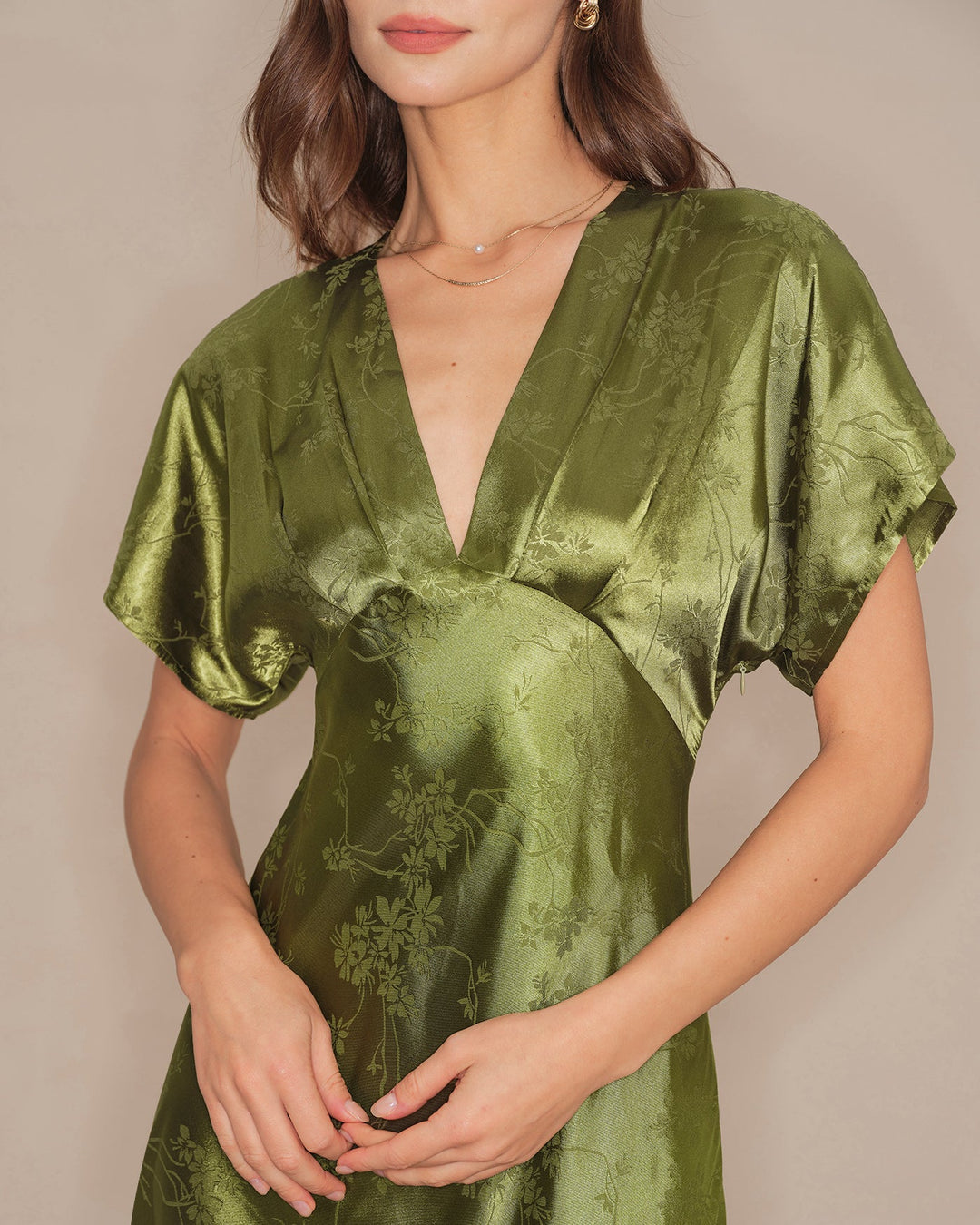 Vestido midi verde esmeralda com decote em V, plissado, estampa floral - elegante e fluido