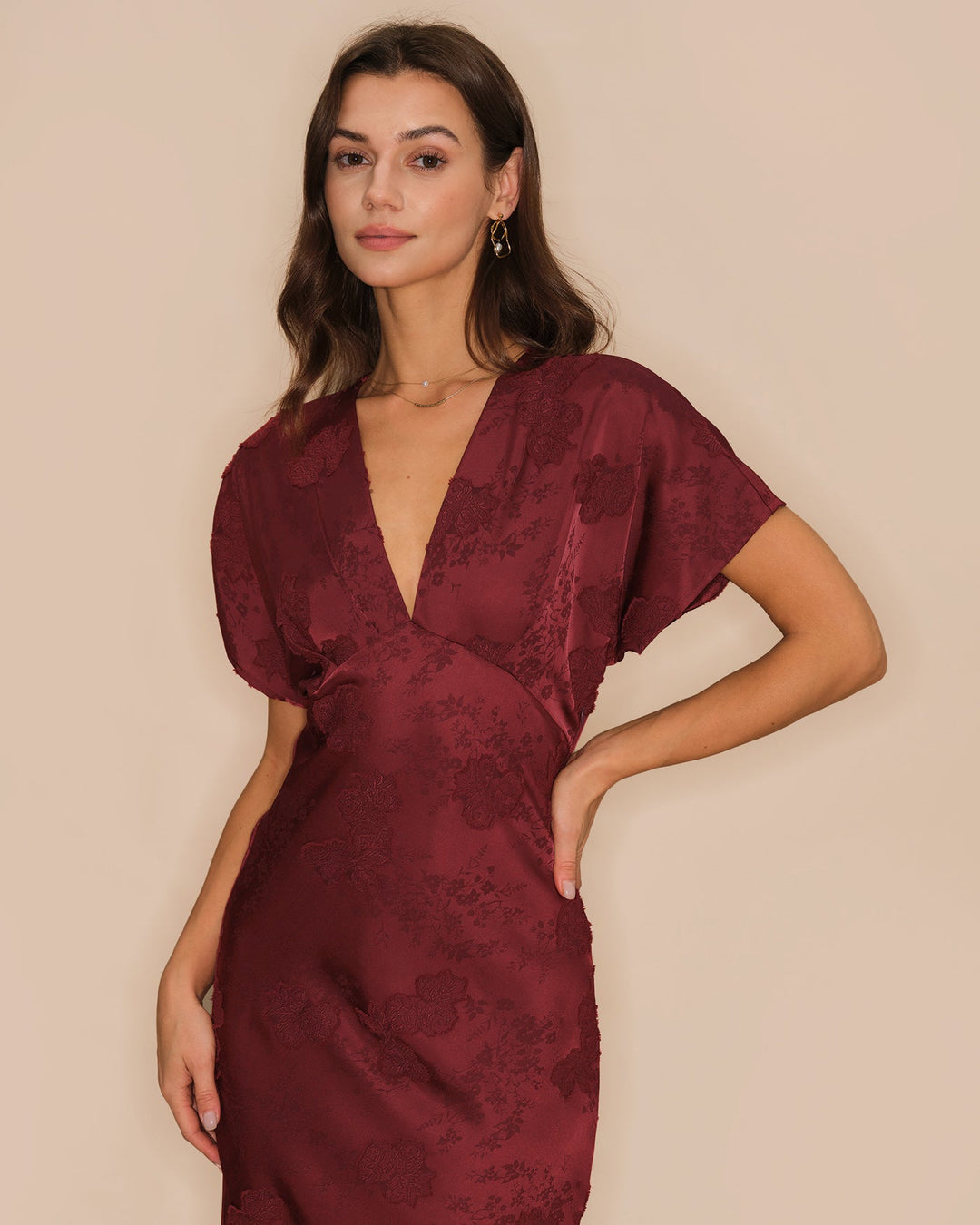 Vestido midi jacquard com decote em V - vermelho vinho, elegante e que valoriza a silhueta
