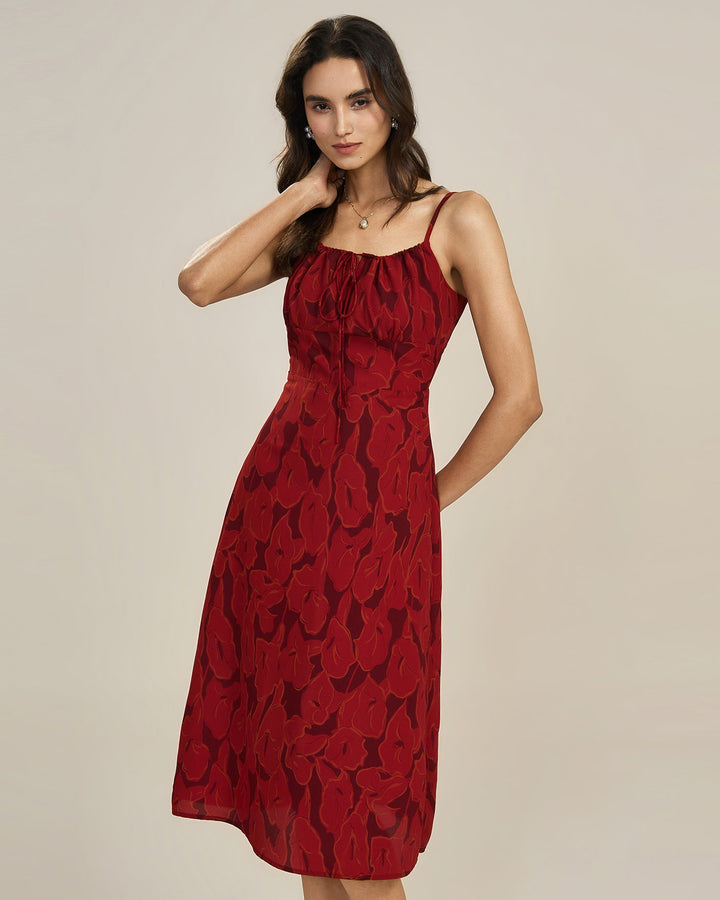 Vestido midi vermelho franzido tipo slip com silhueta fluida