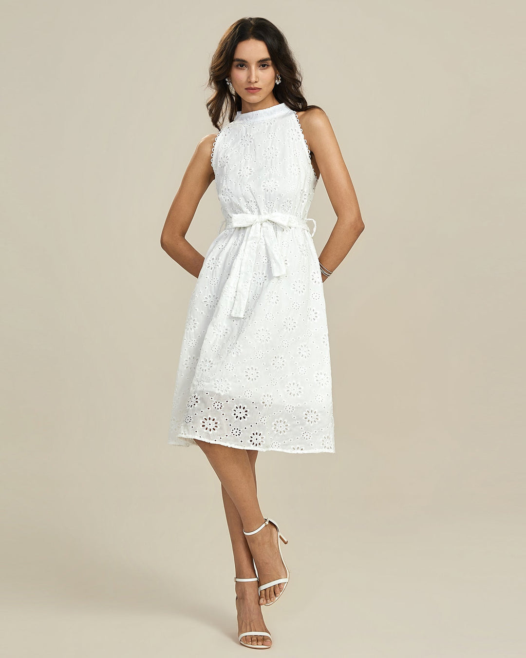 Vestido Midi Branco Texturizado com Estampa Floral – Elegância sem Esforço para Qualquer Ocasião