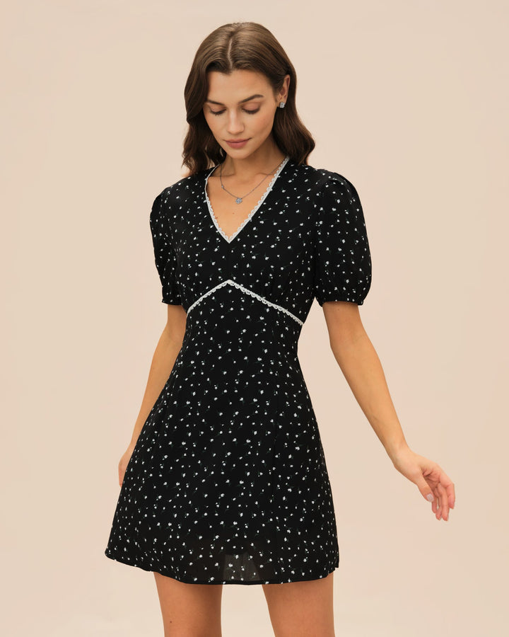 Vestido curto preto de renda floral com decote em V elegante