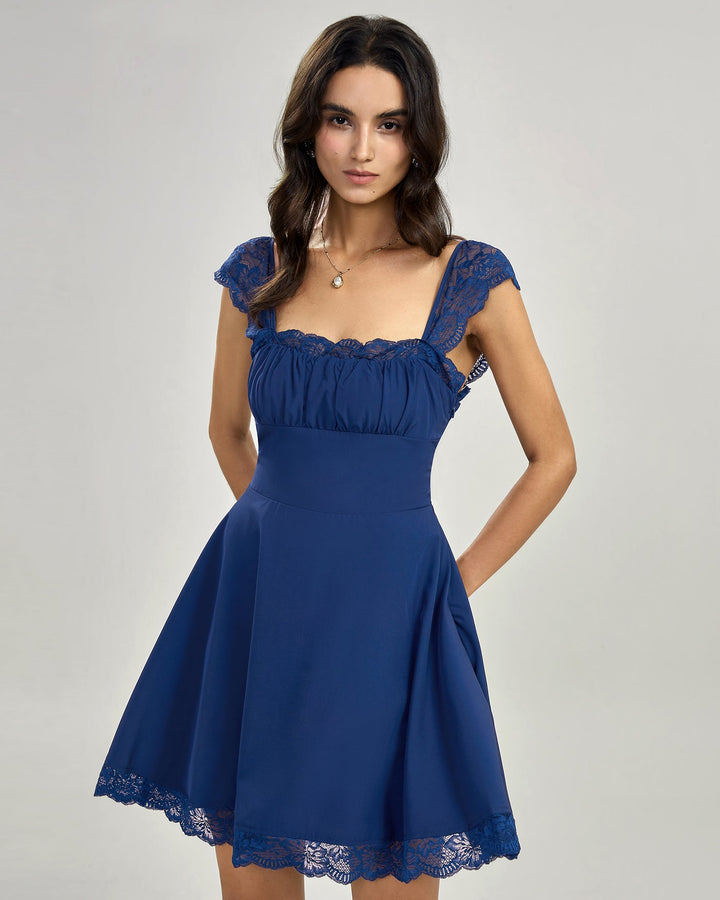 Vestido azul rendado curto tipo slip — Sedutor, elegante e essencial para sair à noite