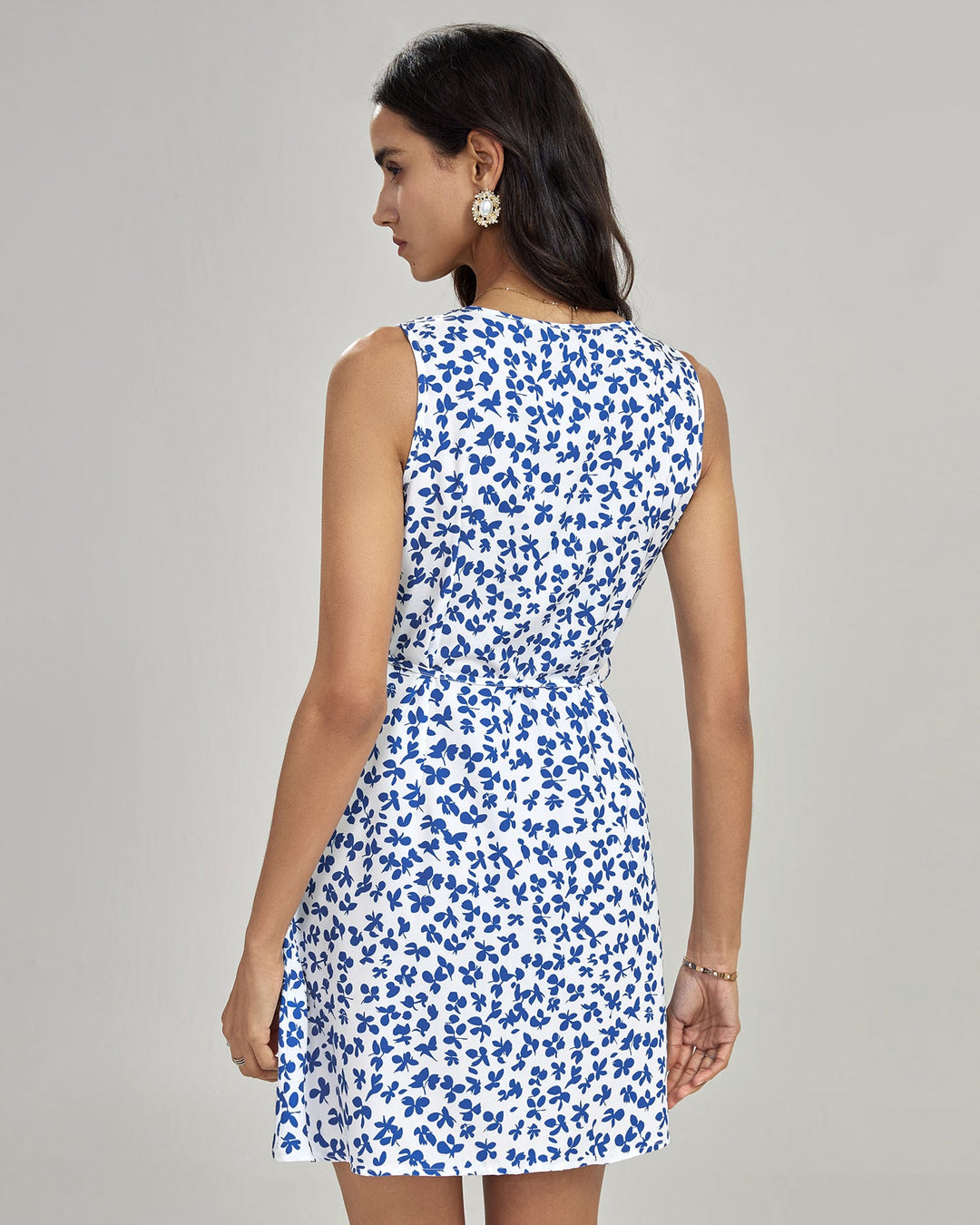 Vestido curto azul com decote em V e estampa floral - atrevido, feminino e perfeito para o verão