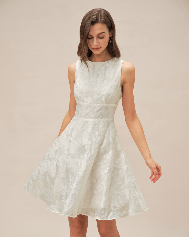 Vestido Mini Branco em Jacquard com Gola Redonda Elegante