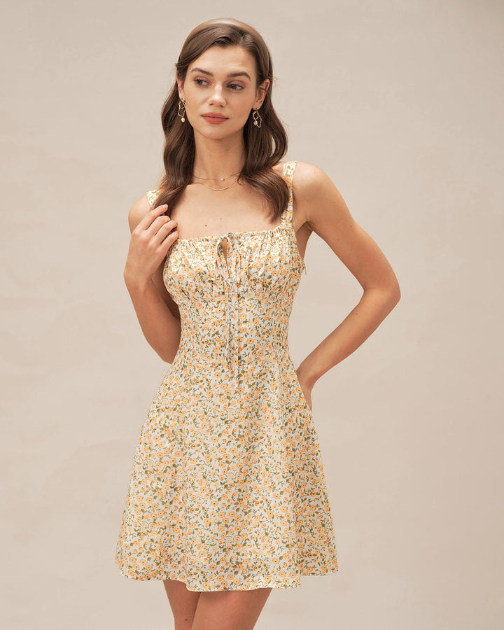 Vestido curto floral amarelo ensolarado com tiras finas