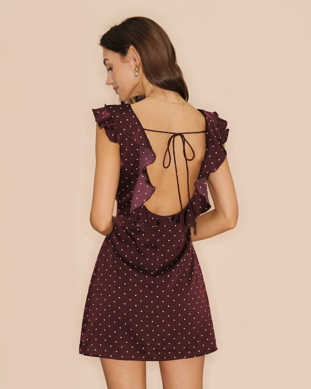 Vestido mini de cetim roxo com decote em V e bolinhas