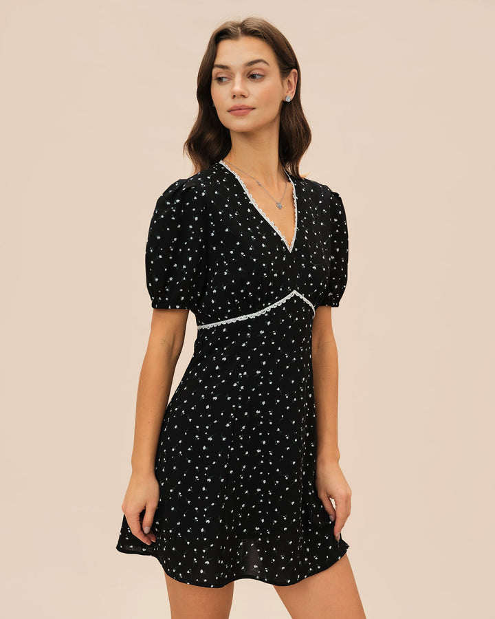 Vestido curto preto de renda floral com decote em V elegante