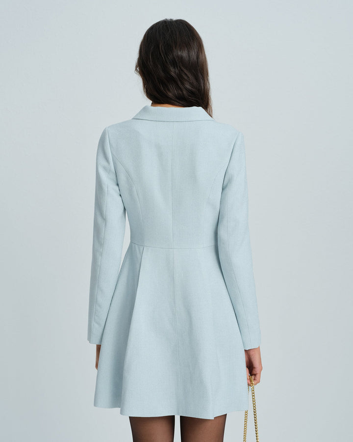 Vestido curto chique com colarinho azul e botões na frente