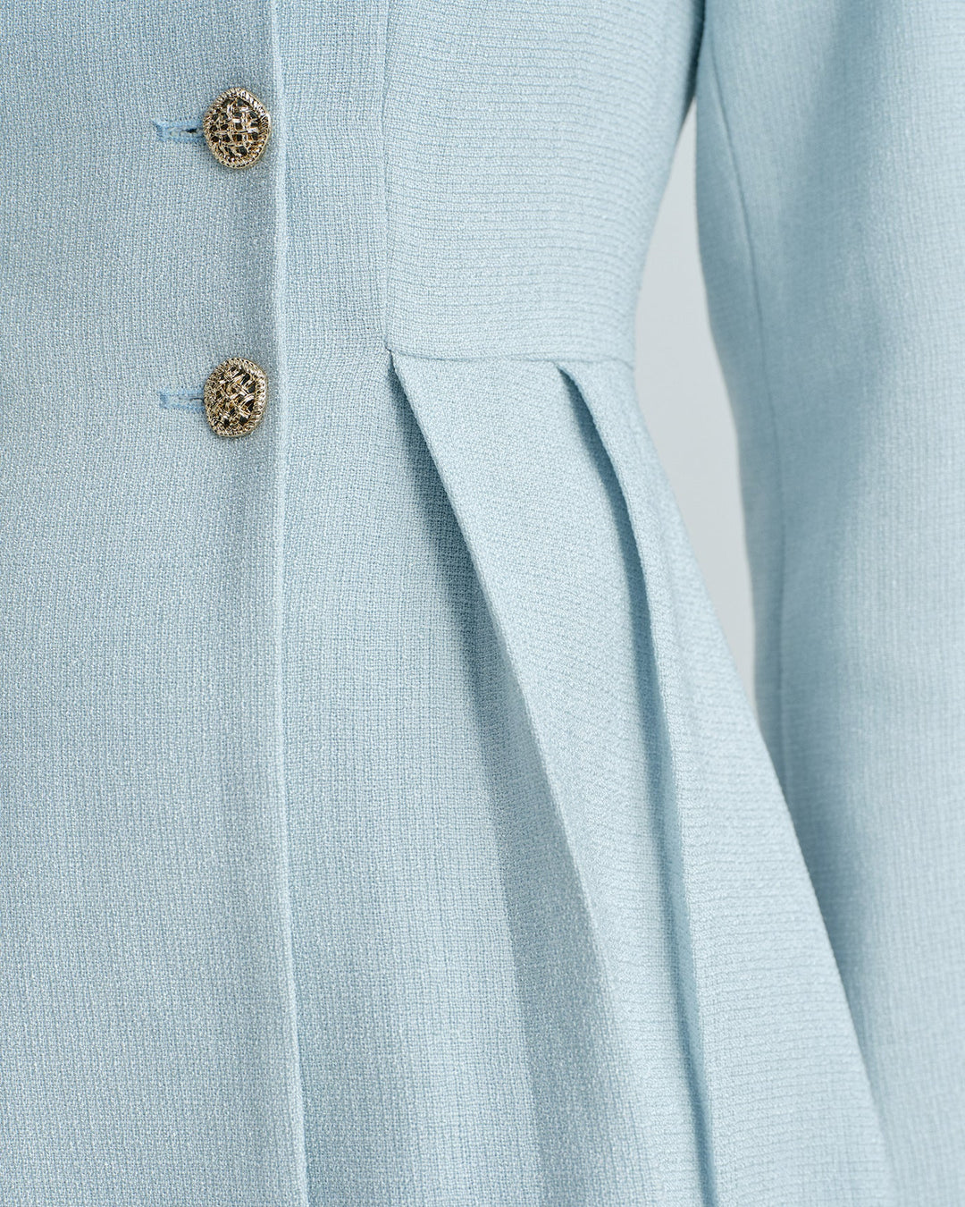 Vestido curto chique com colarinho azul e botões na frente