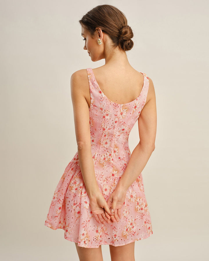 Vestido curto floral com decote canoa elegante