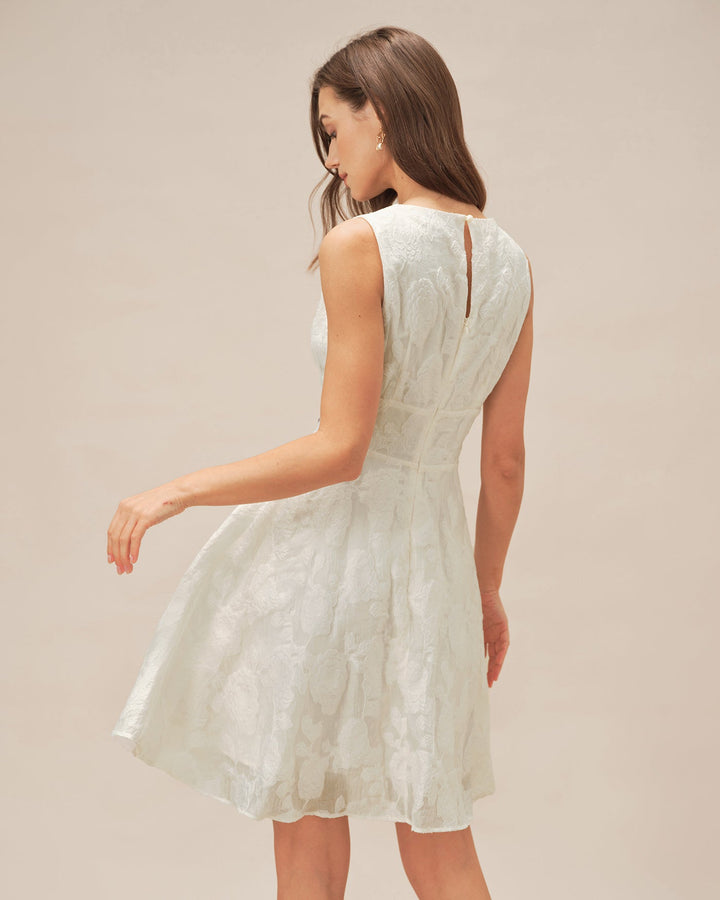 Vestido Mini Branco em Jacquard com Gola Redonda Elegante