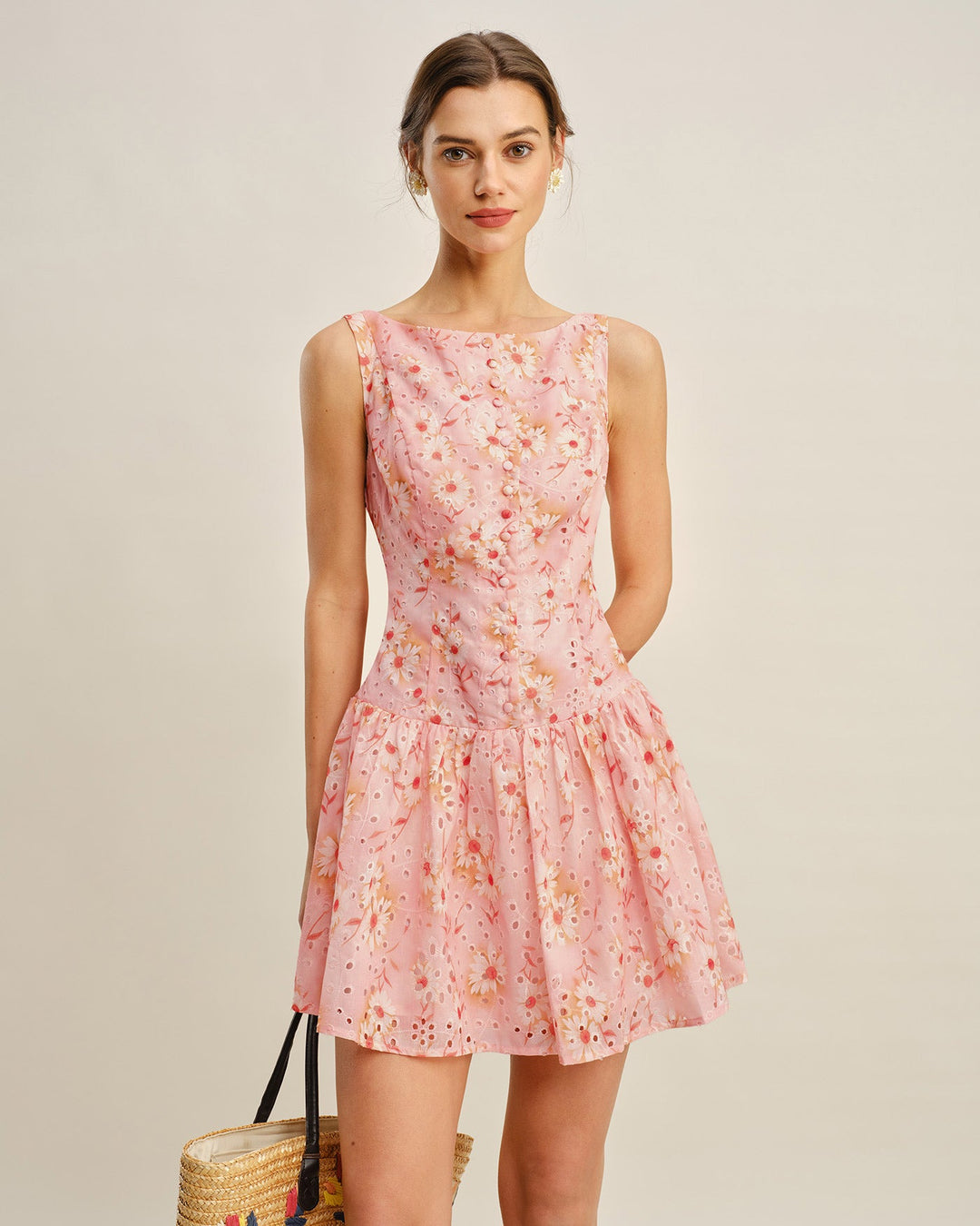 Vestido curto floral com decote canoa elegante