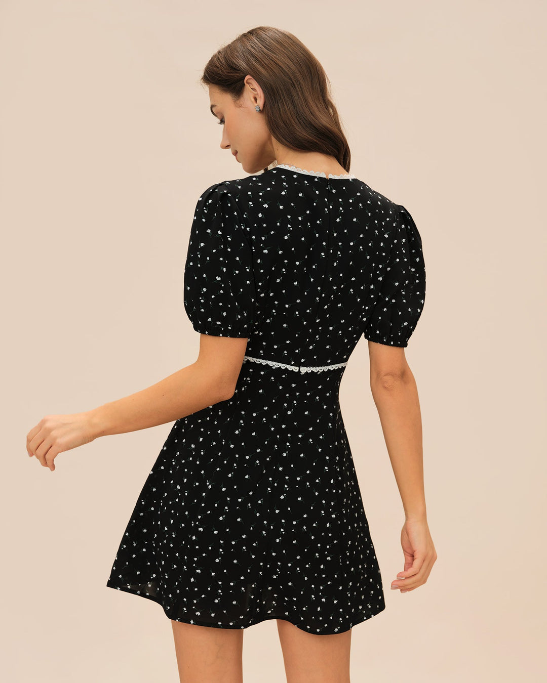 Vestido curto preto de renda floral com decote em V elegante