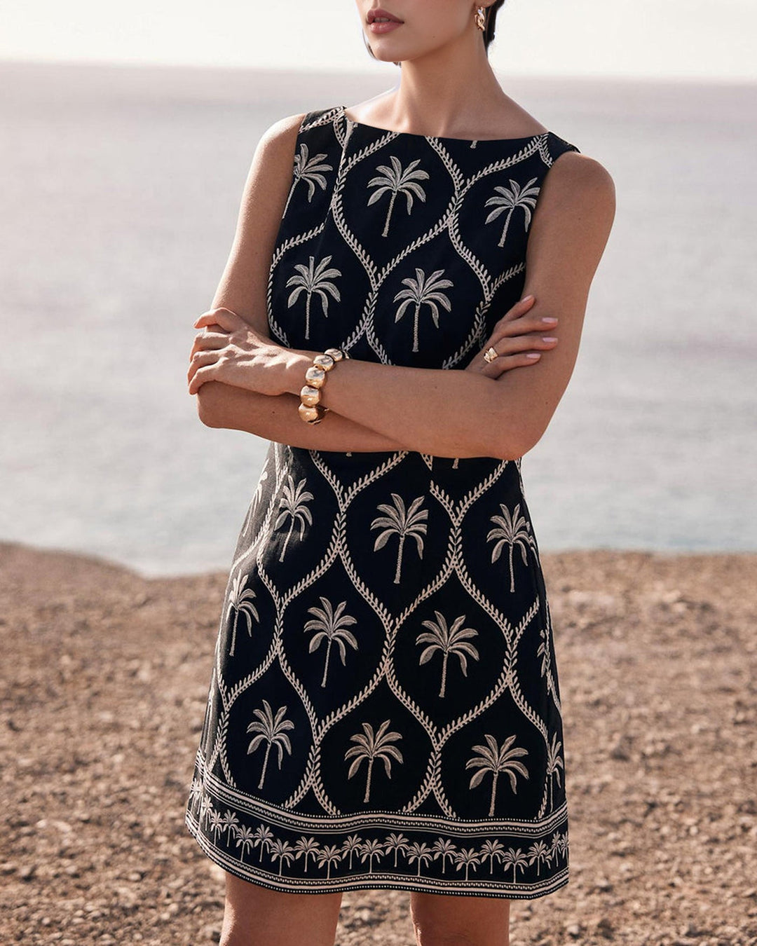 Vestido curto preto com gola barco e estampa floral - elegante e favorecedor