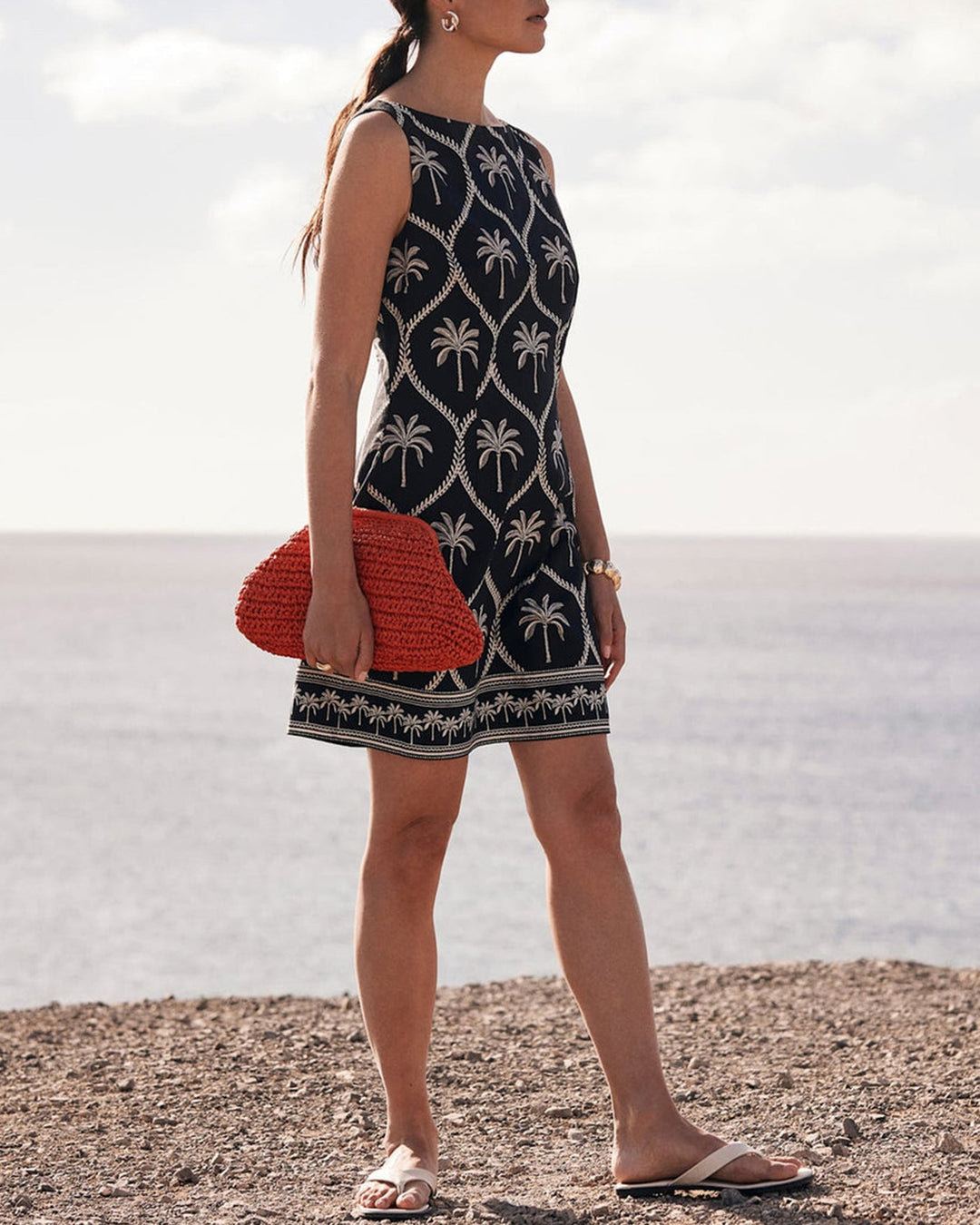 Vestido curto preto com gola barco e estampa floral - elegante e favorecedor