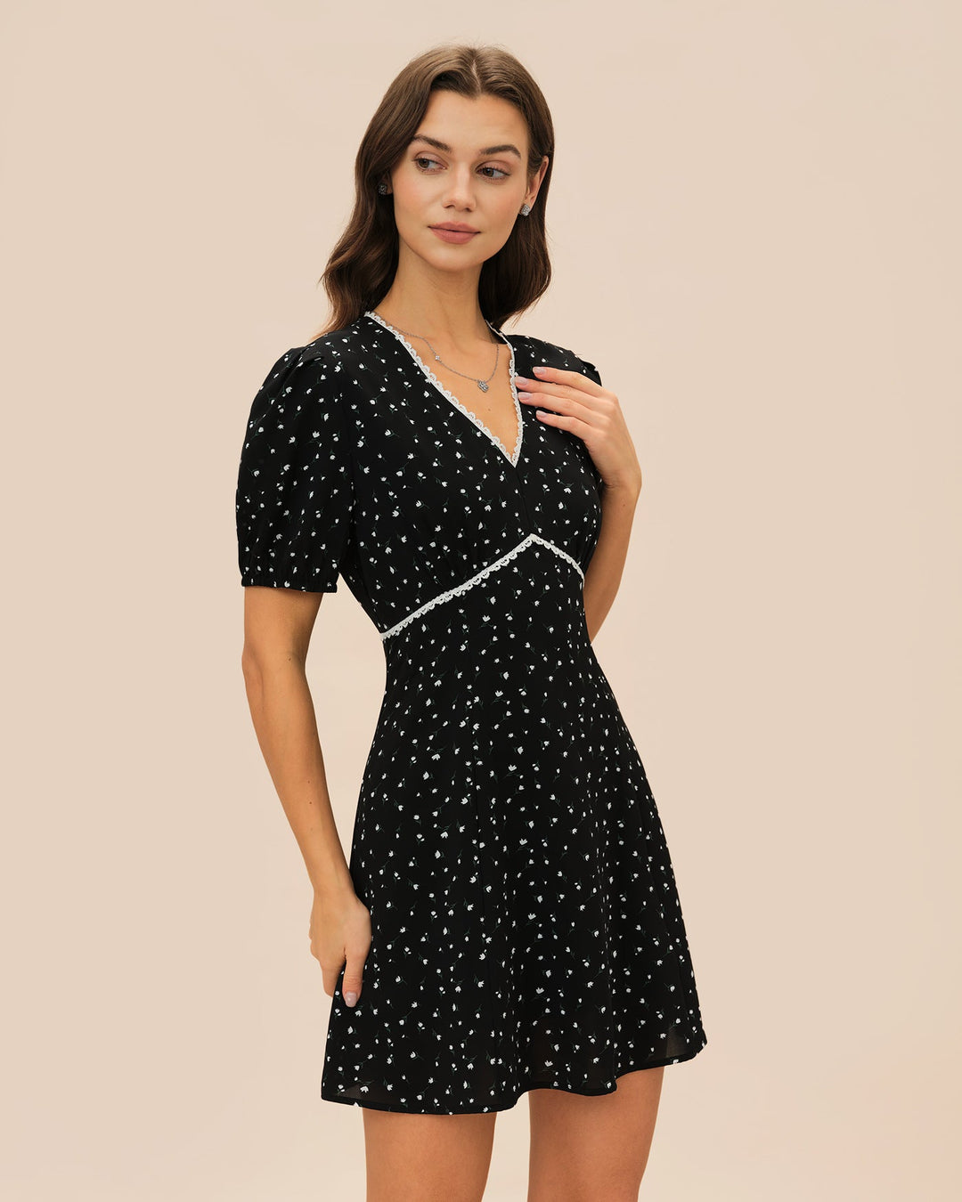 Vestido curto preto de renda floral com decote em V elegante
