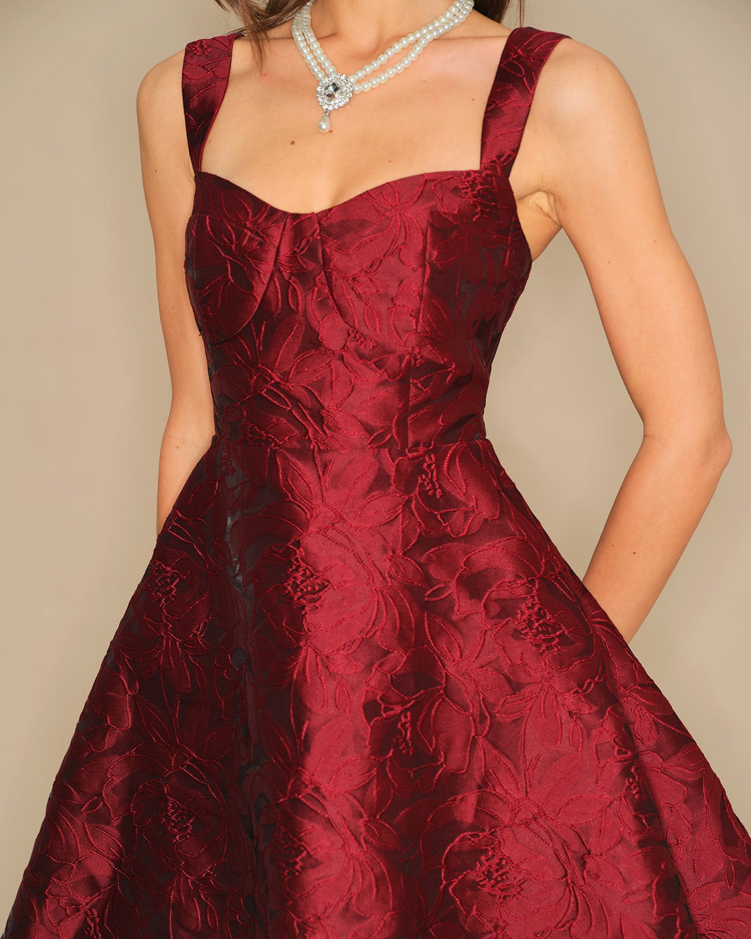 Vestido curto de jacquard na cor vinho com decote em coração — coquete, elegante, essencial para festas