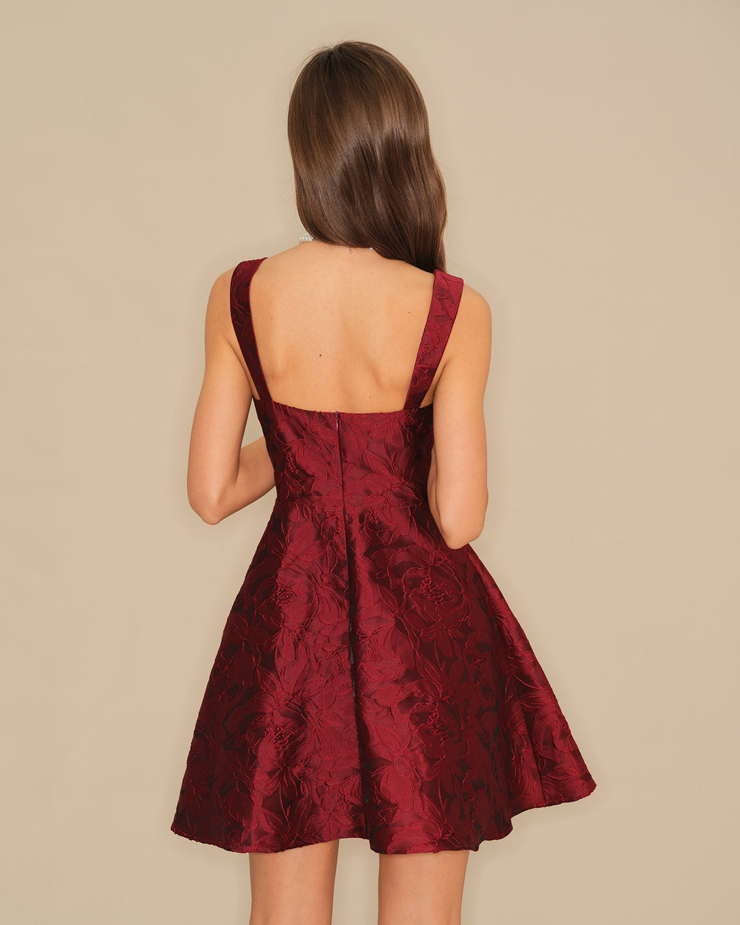 Vestido curto de jacquard na cor vinho com decote em coração — coquete, elegante, essencial para festas