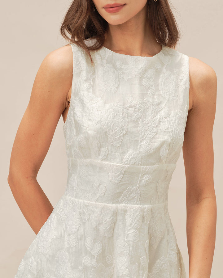 Vestido Mini Branco em Jacquard com Gola Redonda Elegante