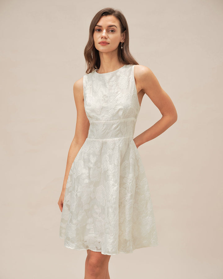 Vestido Mini Branco em Jacquard com Gola Redonda Elegante