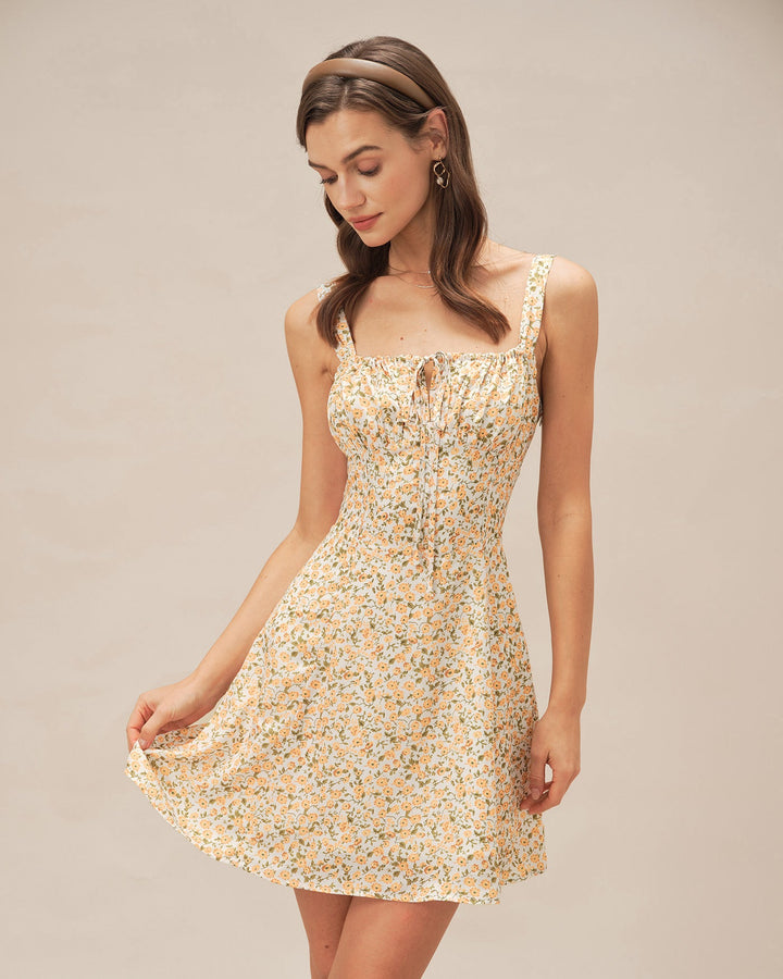 Vestido curto floral amarelo ensolarado com tiras finas