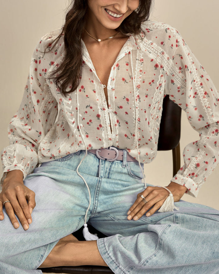 Blusa floral de cor alperce com manga estilo bishop