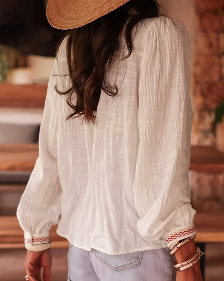 Camisa branca elegante com folhos e botões