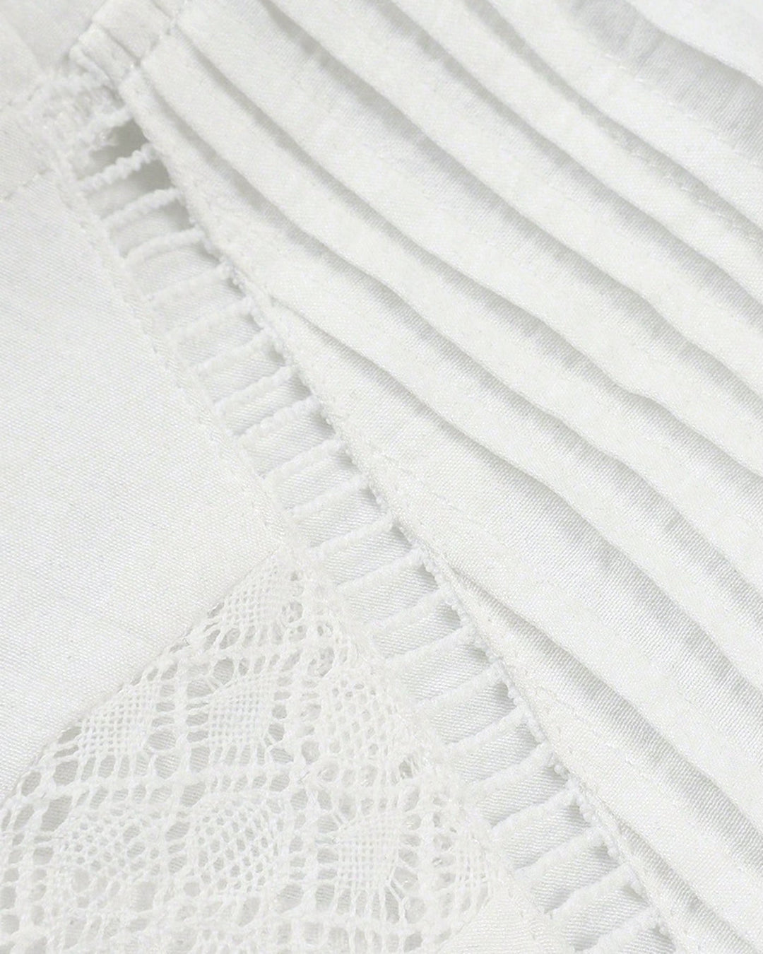 Camisa branca com botões frontais e folhos