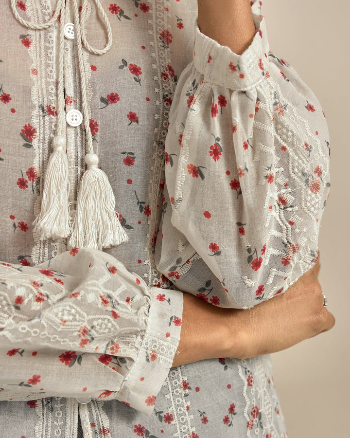 Blusa floral de cor alperce com manga estilo bishop