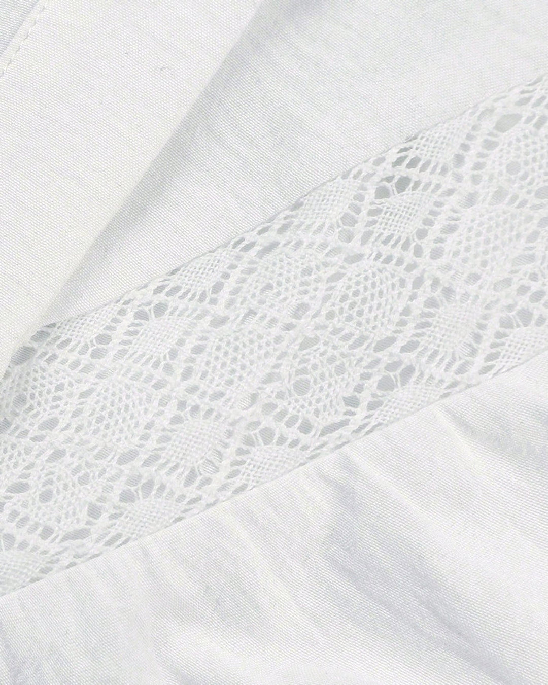 Camisa branca com botões frontais e folhos