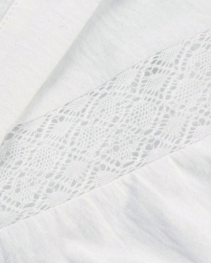 Camisa branca com botões frontais e folhos