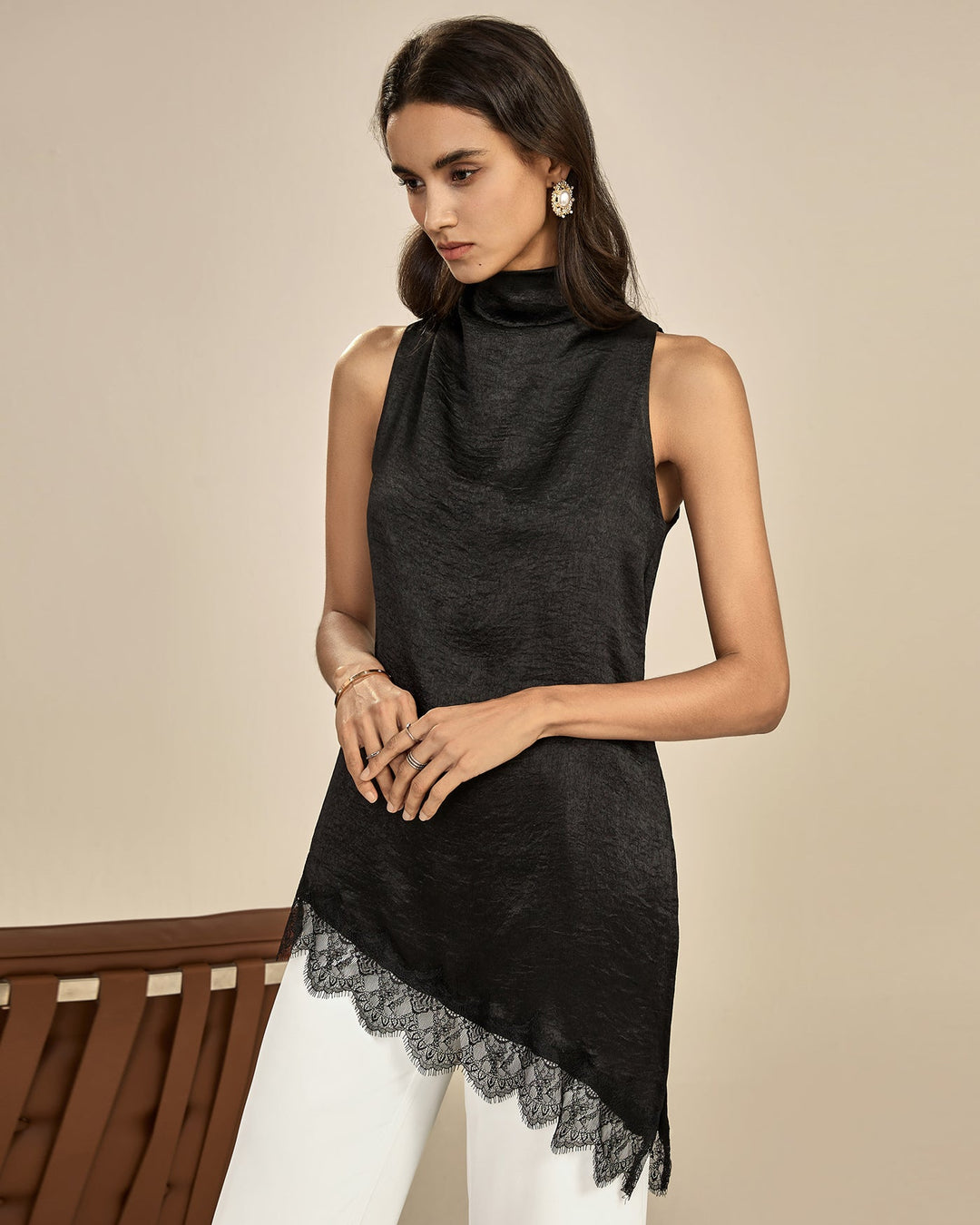 Top sem mangas com renda preta