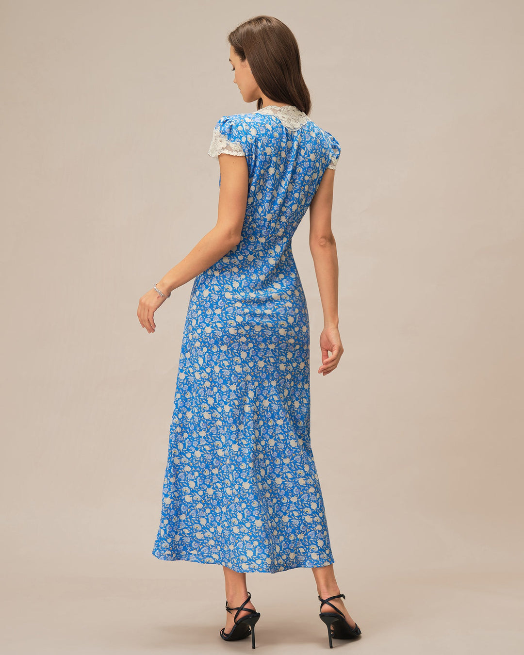 Vestido longo azul com decote em V e estampa floral elegante